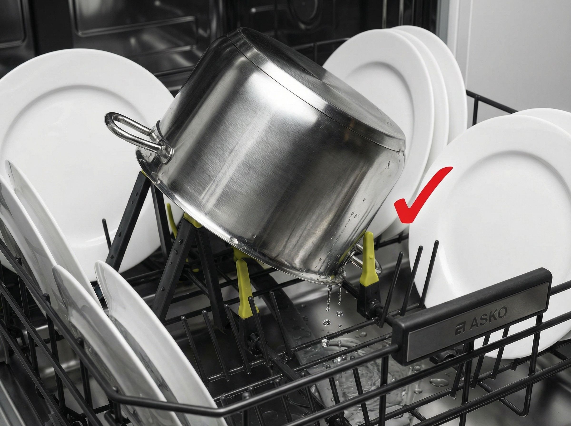 Наклоните кастрюлю опирая край на зубцы корзины или соседнюю посуду